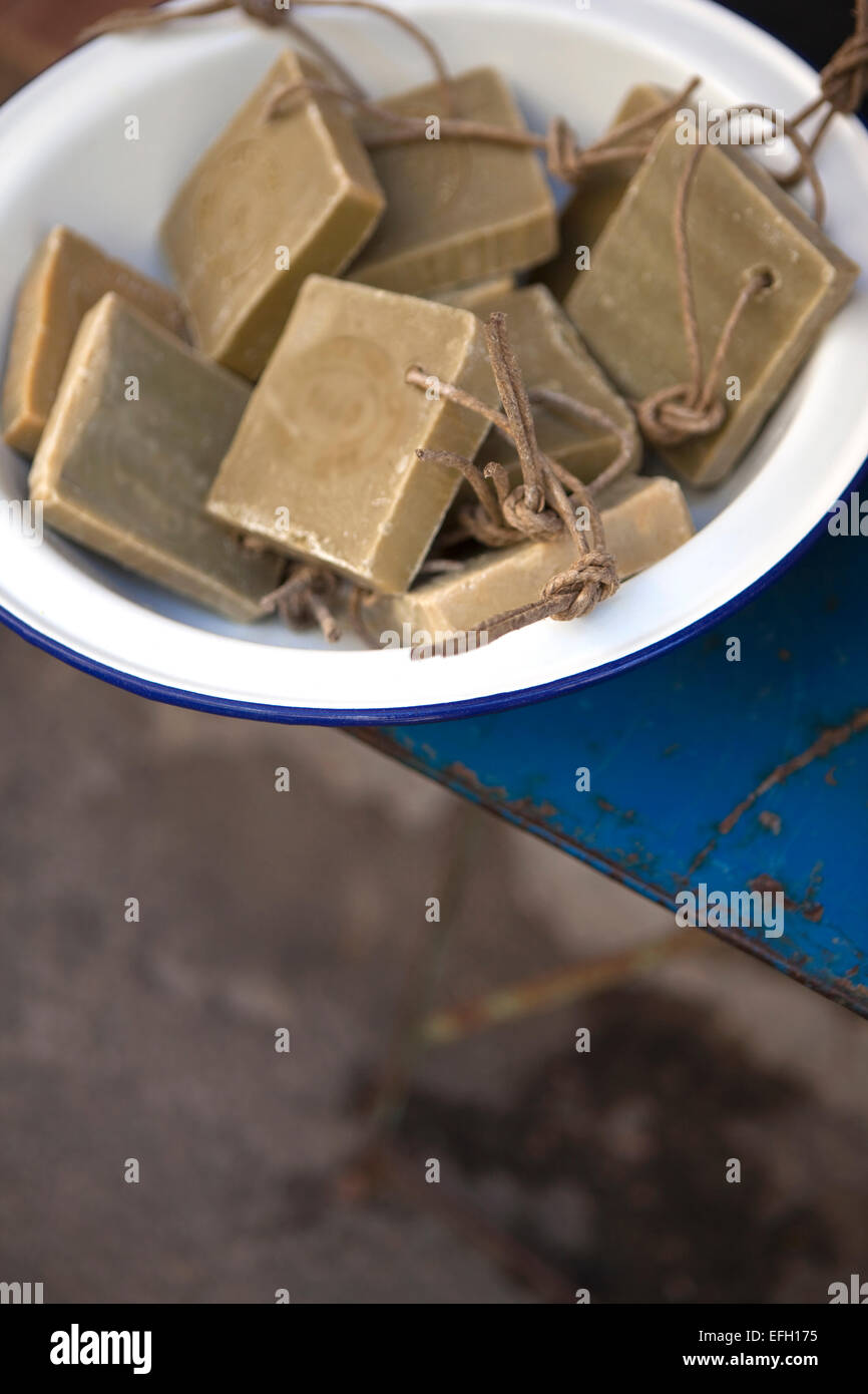 Dans un bol de savon en français Banque D'Images