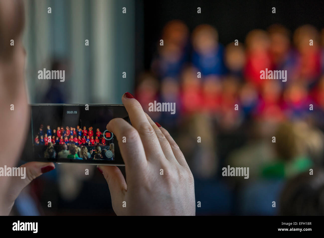 Les personnes qui prennent des photos d'enfants d'effectuer à l'théâtre Idno, Children's Festival Annuel, Reykjavik, Islande Banque D'Images