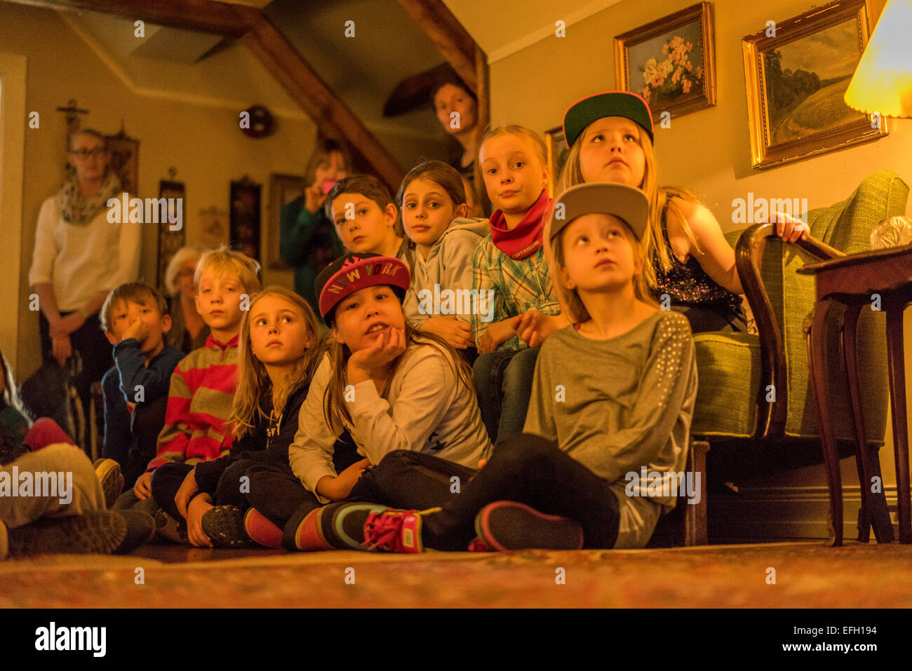 Les enfants écoute et regarde au théâtre Idno, children's festival annuel, Reykjavik, Islande Banque D'Images