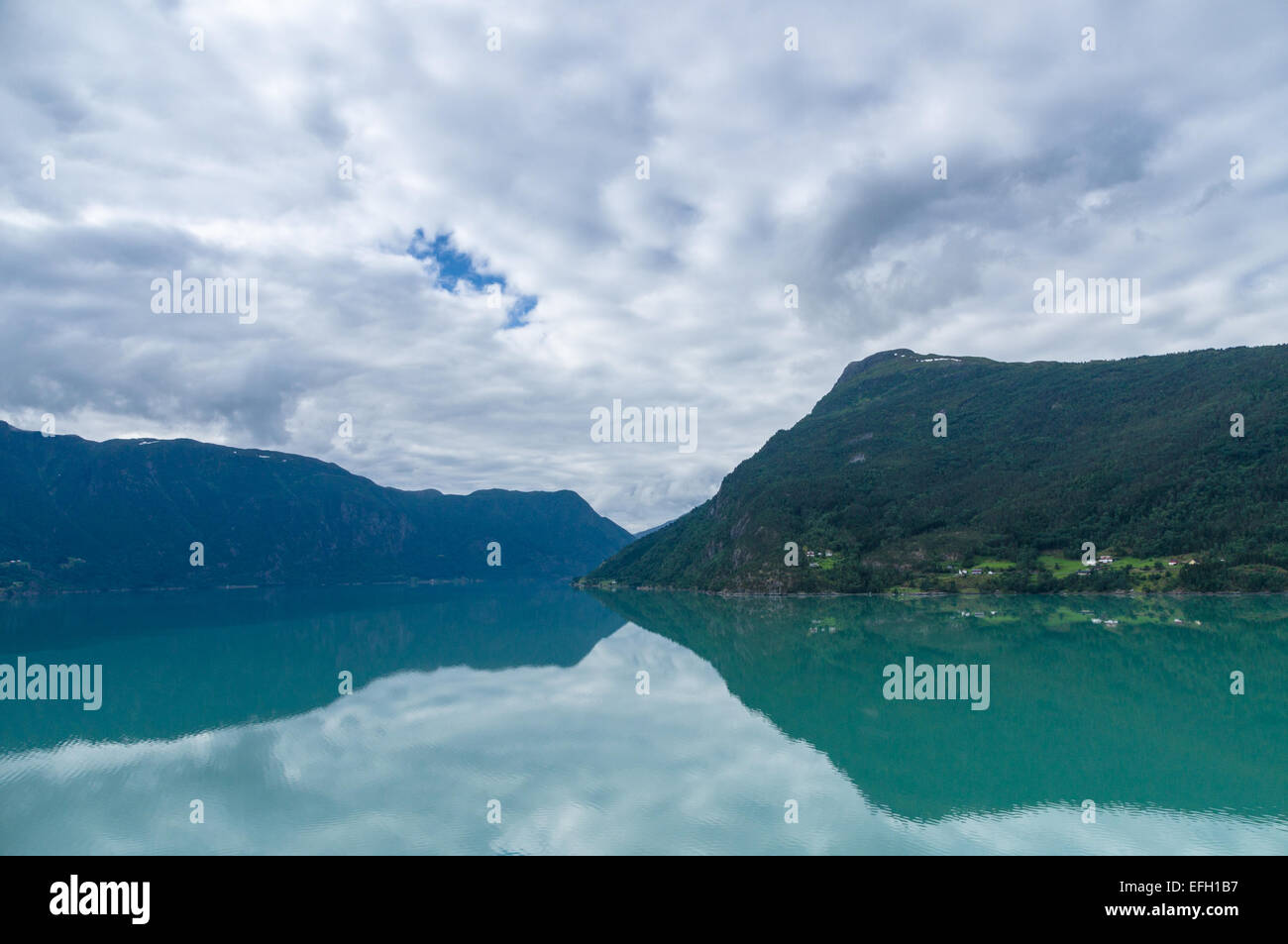 L'ensemble intérieur de bras de la le Sognefjorden est appelé le Lustrafjord, situé dans la municipalité de Luster. Banque D'Images