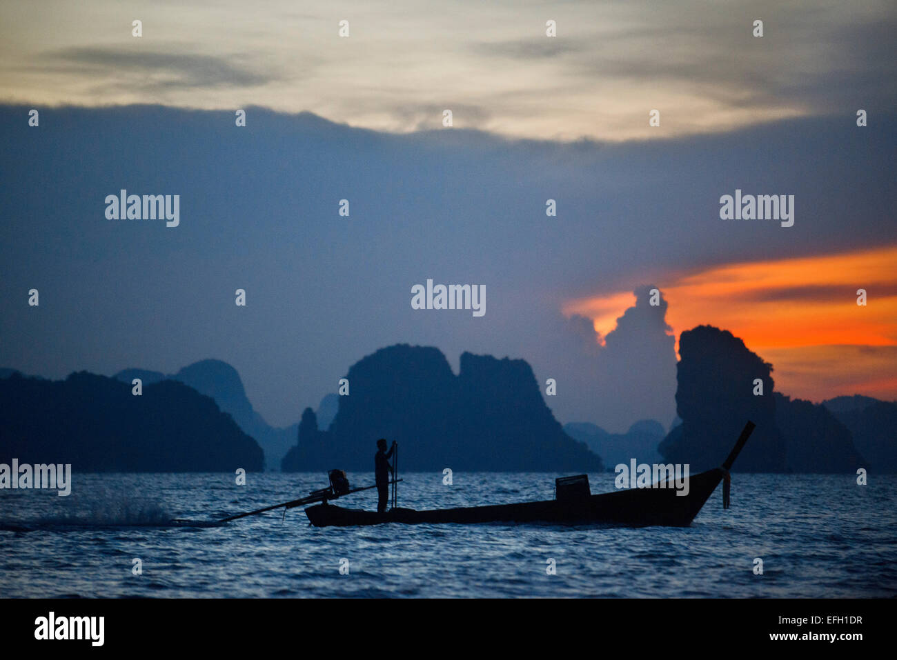 Six Senses Resort, Koh Yao Noi, Phang Nga Bay, en Thaïlande, en Asie. Petit-déjeuner pique-nique pour le lever du soleil en bateau sur une île déserte n Koh Hong Banque D'Images