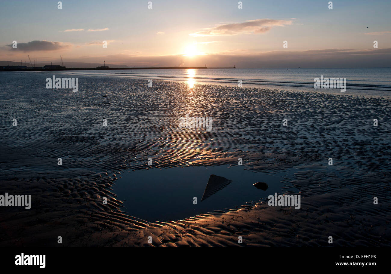 Swansea, Pays de Galles, Royaume-Uni. 4 Février, 2015. Météo britannique. Le soleil se lève sur la Baie de Swansea au début d'une belle journée ensoleillée winters. Credit : Phil Rees/Alamy Live News Banque D'Images