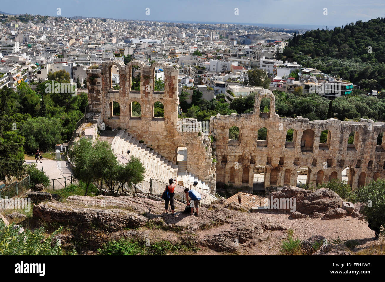Les gens de la prise de vue à Odéon d'Hérode Atticus, un ancien théâtre en vertu de l'acropole d'Athènes, Grèce. Banque D'Images