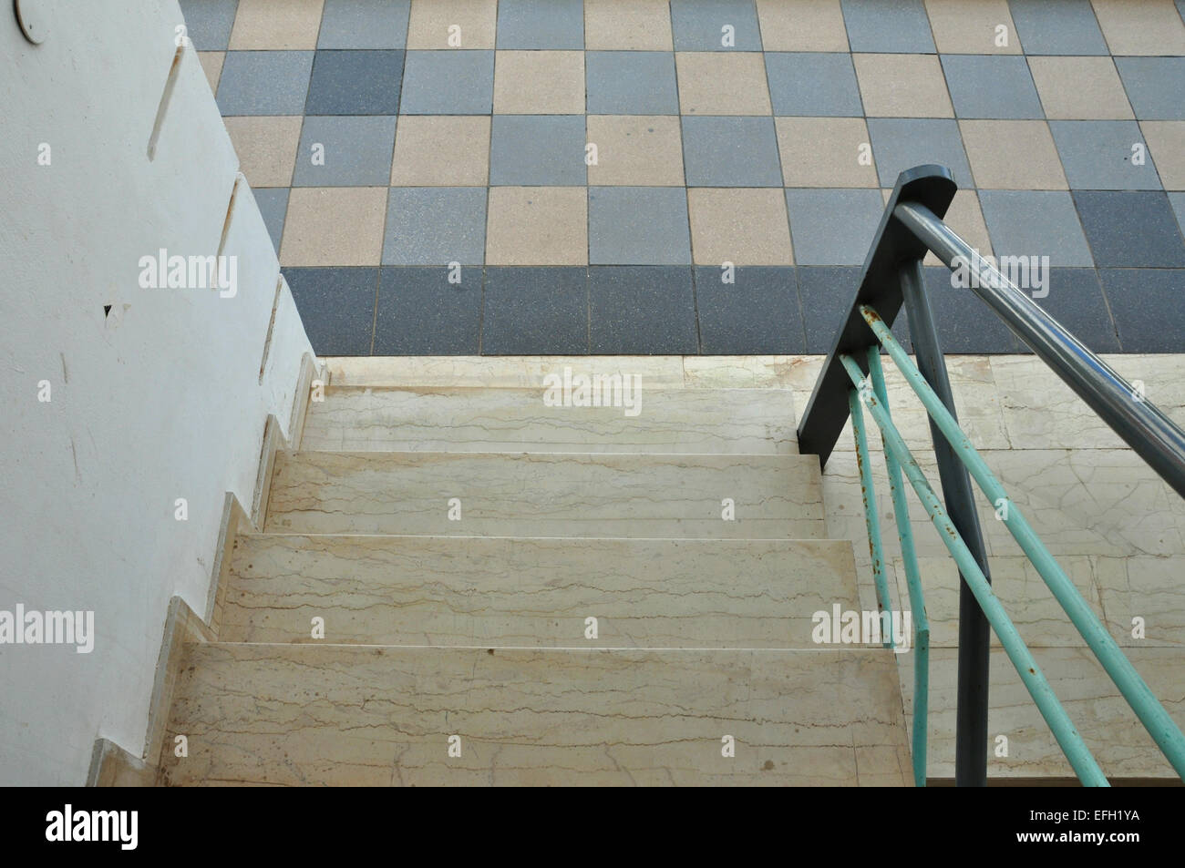 Escalier en marbre, fer à repasser les étapes et sol carrelé rambarde résumé détails architecturaux. Banque D'Images