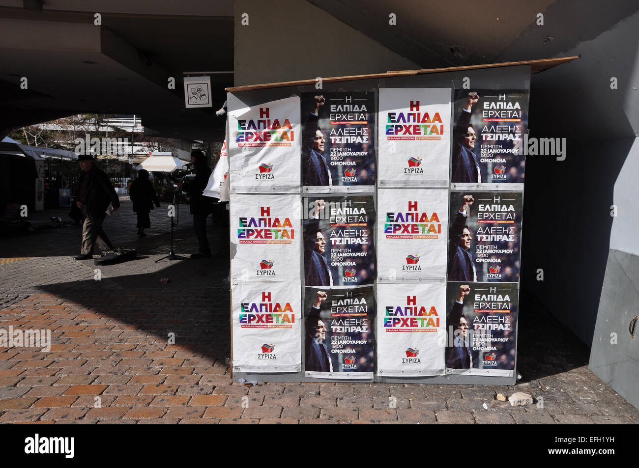 Des affiches avec portrait d'Alexis Tsipras et 'Hope est à venir", slogan de campagne sur kiosque de parti politique Syriza. Banque D'Images