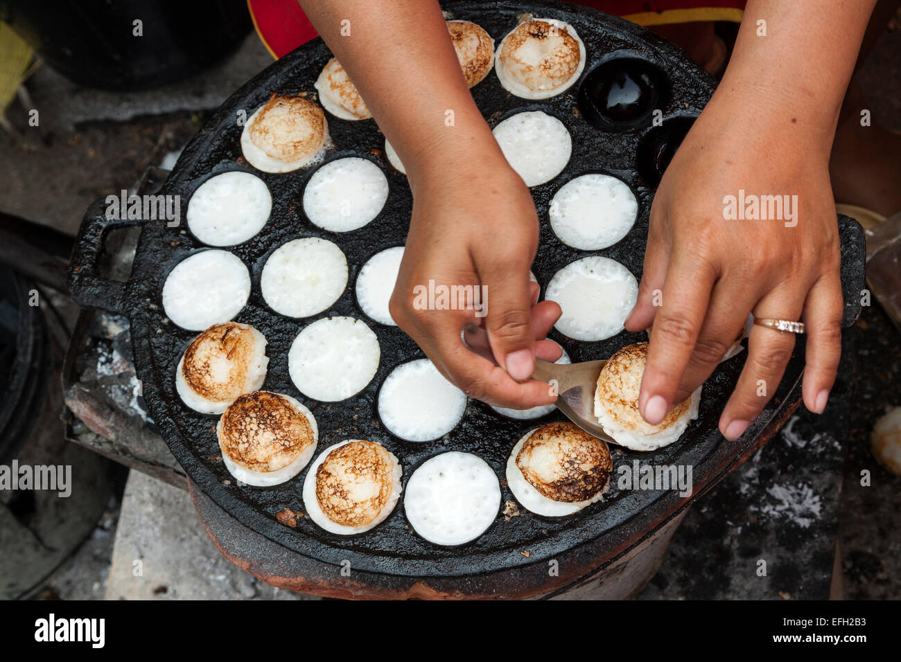 La minuscule porridge de riz tartelettes sont de délicieux aliments street.il vend sur les marchés tout autour de Laos. Banque D'Images