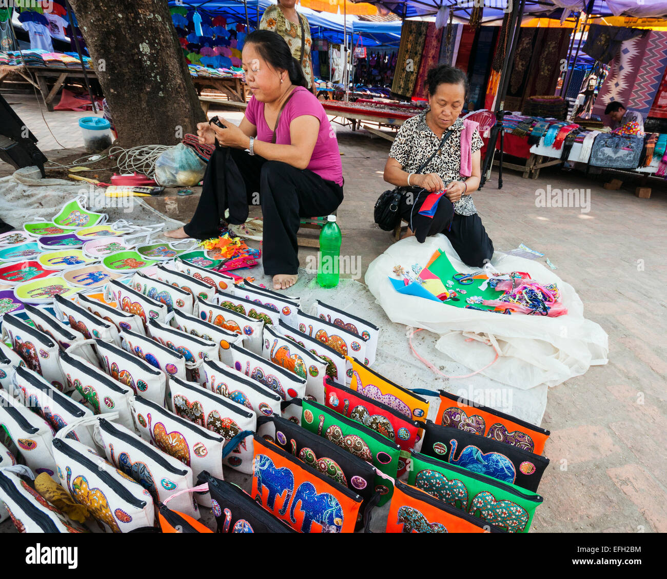 Deux femmes Lao vendre belle handcrafted sac à Luang Prabang street market. Banque D'Images