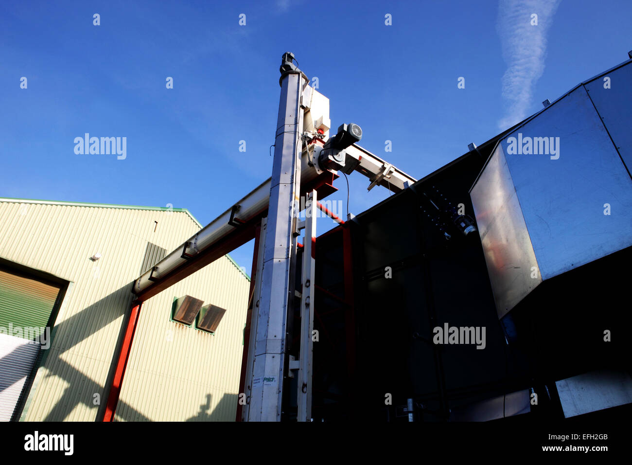 Tuyauterie industrielle à l'extérieur de l'usine de combustible biomasse Banque D'Images