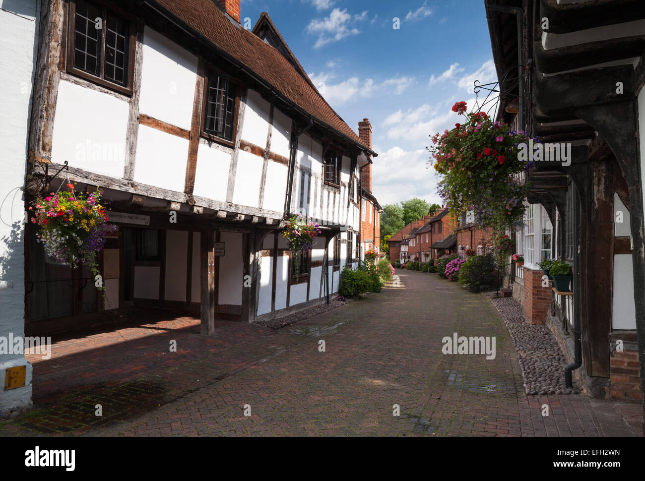 À côté de maisons médiévales à pans de bois à bas l'historique de malt Mill Lane à Alcester Warwickshire, Angleterre Banque D'Images