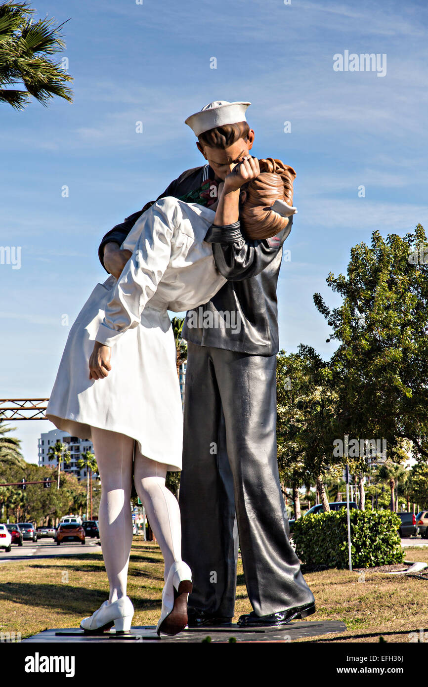 Sculpture Pop reddition sans condition de l'artiste Steward Johnson qui ressemble à une photo prise par Alfred Eisenstaedt, V-J Day in Times Square, le long de l'autoroute 17 dans le centre-ville de Sarasota en Floride le long Bay Front Park. Banque D'Images