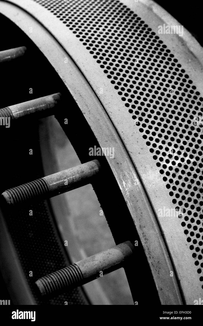 Détail de la machine industrielle perforés en usine de composants de la biomasse, noir & blanc, Close up Banque D'Images