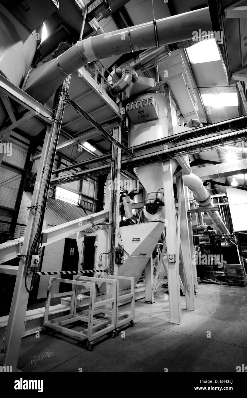 La machinerie industrielle et de la tuyauterie pour la production de biocombustible, noir & blanc Banque D'Images