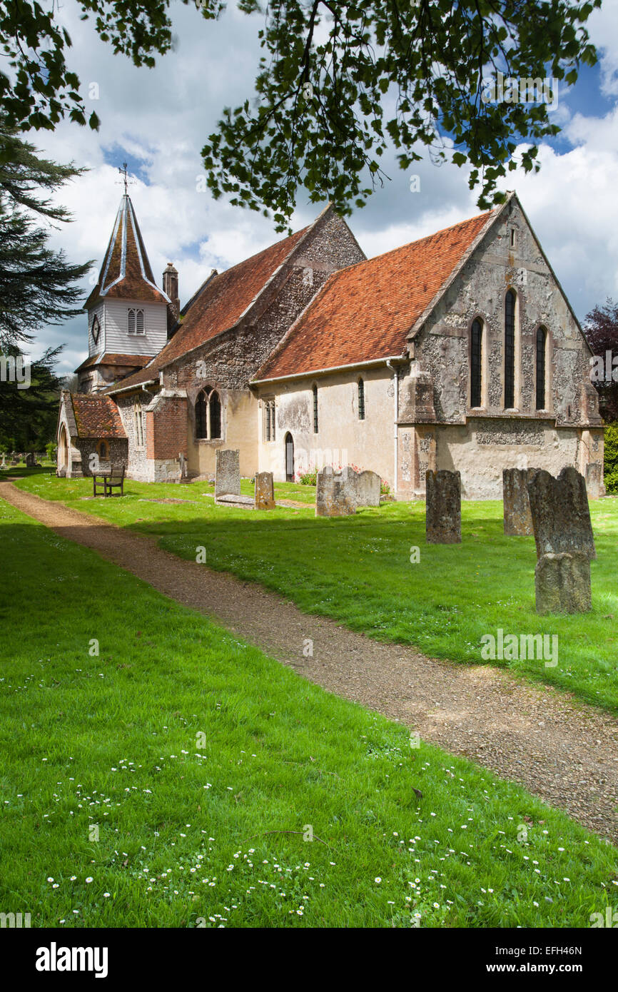 L'église St Mary de moins de 1/18eme blanc et rouge-tile spire dans le village de Chilbolton, vallée de test, Hampshire, Angleterre Banque D'Images