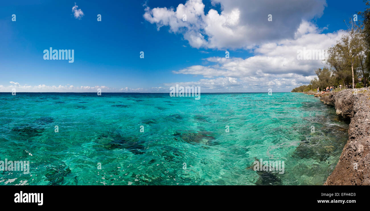 Vue panoramique horizontal (2 photo) de touristes profitant de la belle mer des Caraïbes à Punta Perdiz à Cuba. Banque D'Images