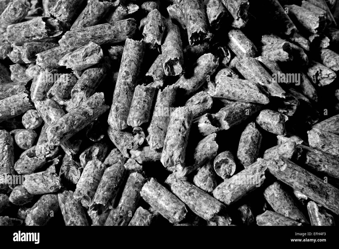 Les pastilles de combustible biomasse bois noir, blanc ad Banque D'Images