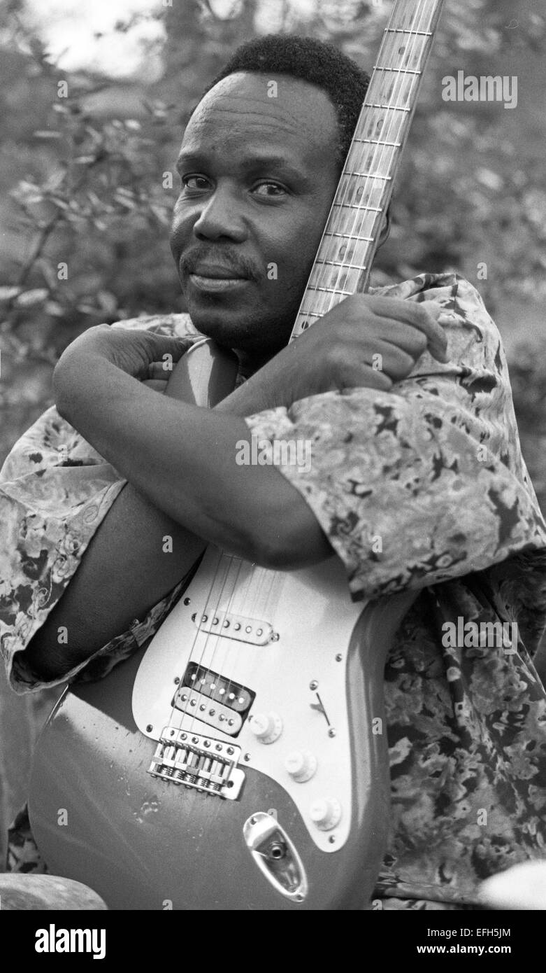 Duncan Senyatso, Afro jazz-fusion chanteur et guitariste du Botswana. Photographié à Édimbourg 2003 Photographie par marc marnie W Banque D'Images