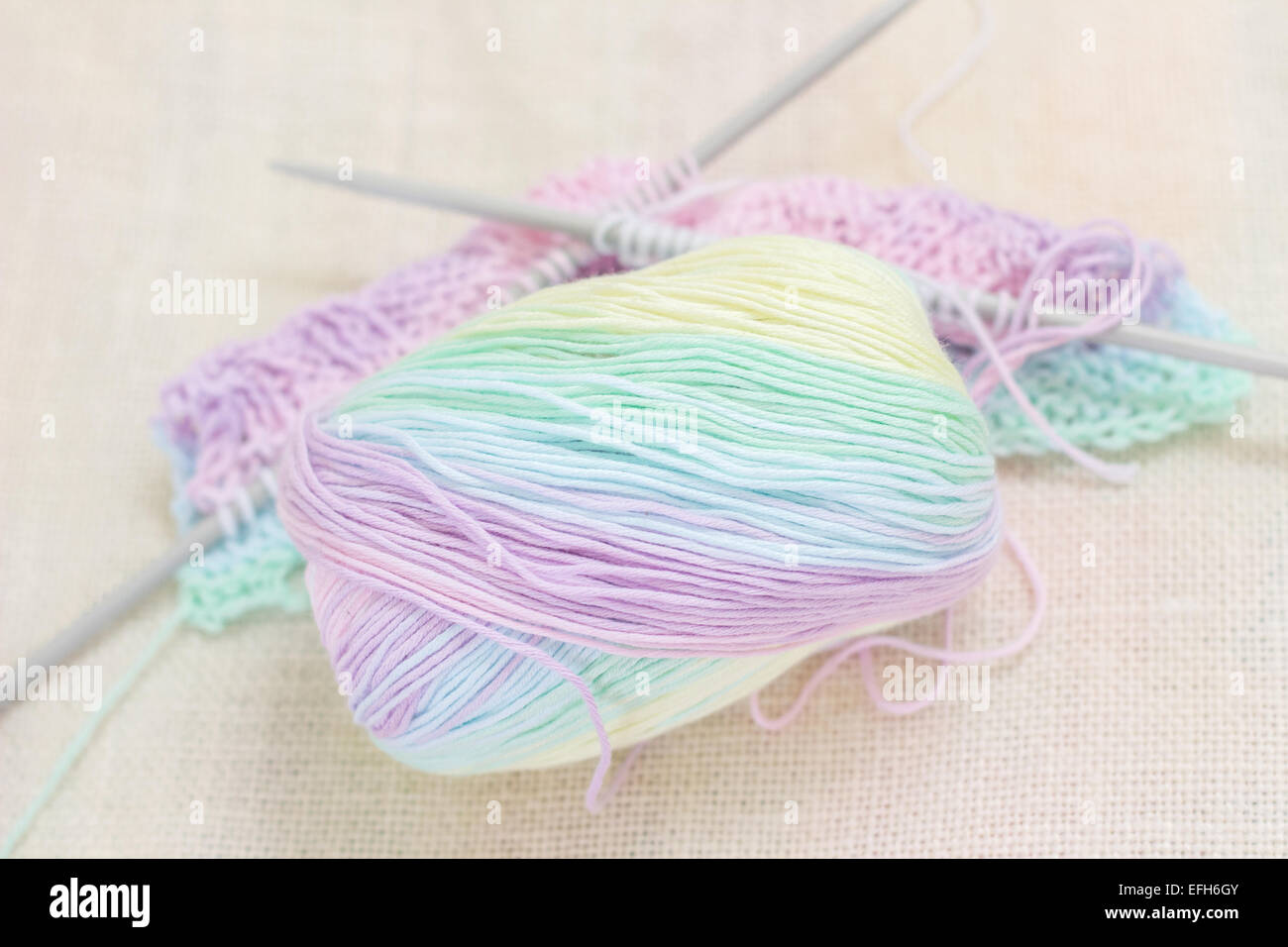 Des aiguilles à tricoter fil boule passe-temps artisanat coloré couleurs Banque D'Images
