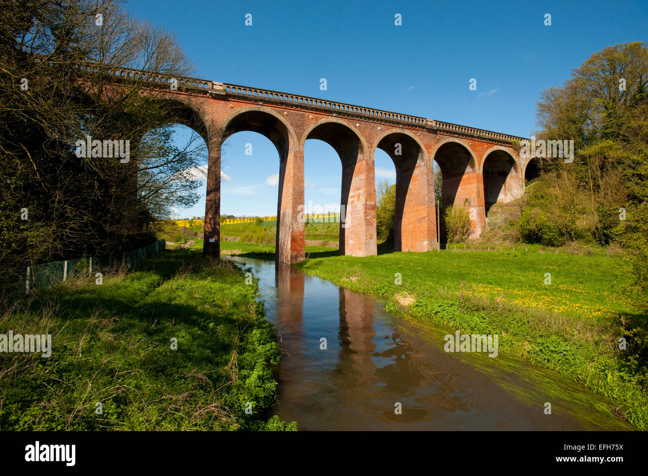 Le viaduc ferroviaire sur la rivière Darenth à Kent Eynesford Banque D'Images
