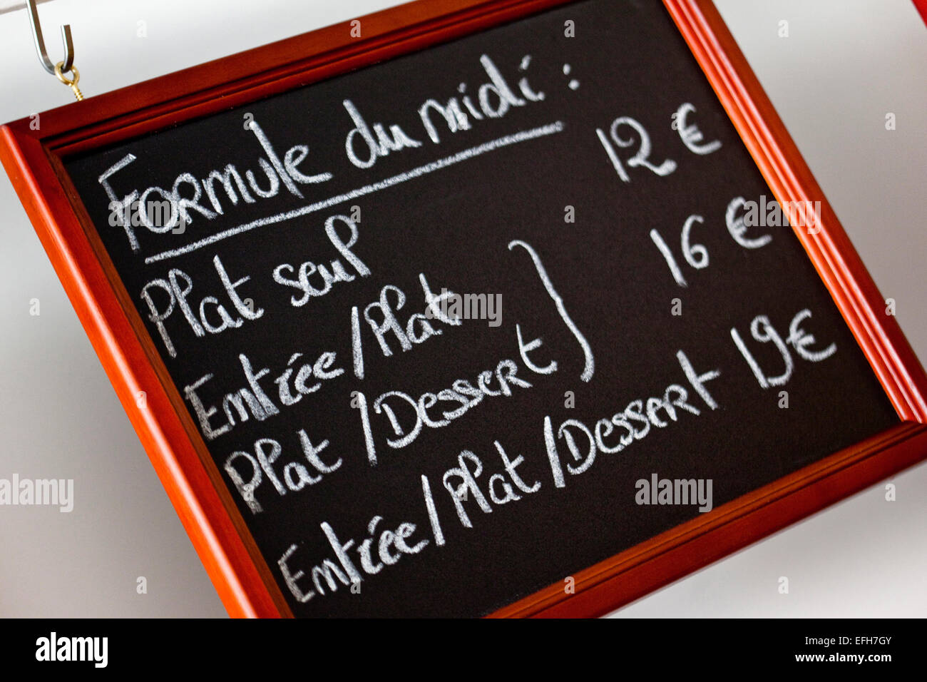Un menu à l'ardoise dans un restaurant français Banque D'Images