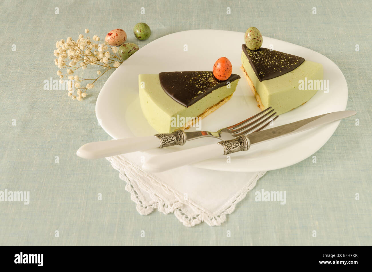 Deux morceaux de gâteau de Pâques avec plateau décoré match ganache chocolat et doux-stuff œufs sur plaque blanche. À partir de la série élégante de Banque D'Images