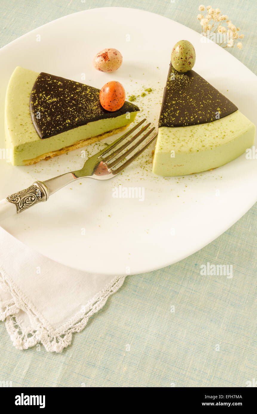 Avec Un Plateau De Gateau De Paques Decores Match Ganache Chocolat Et Doux Stuff Les œufs Pres De Tasse De Cafe A Partir De La Serie Des Desserts Elegant Photo Stock Alamy