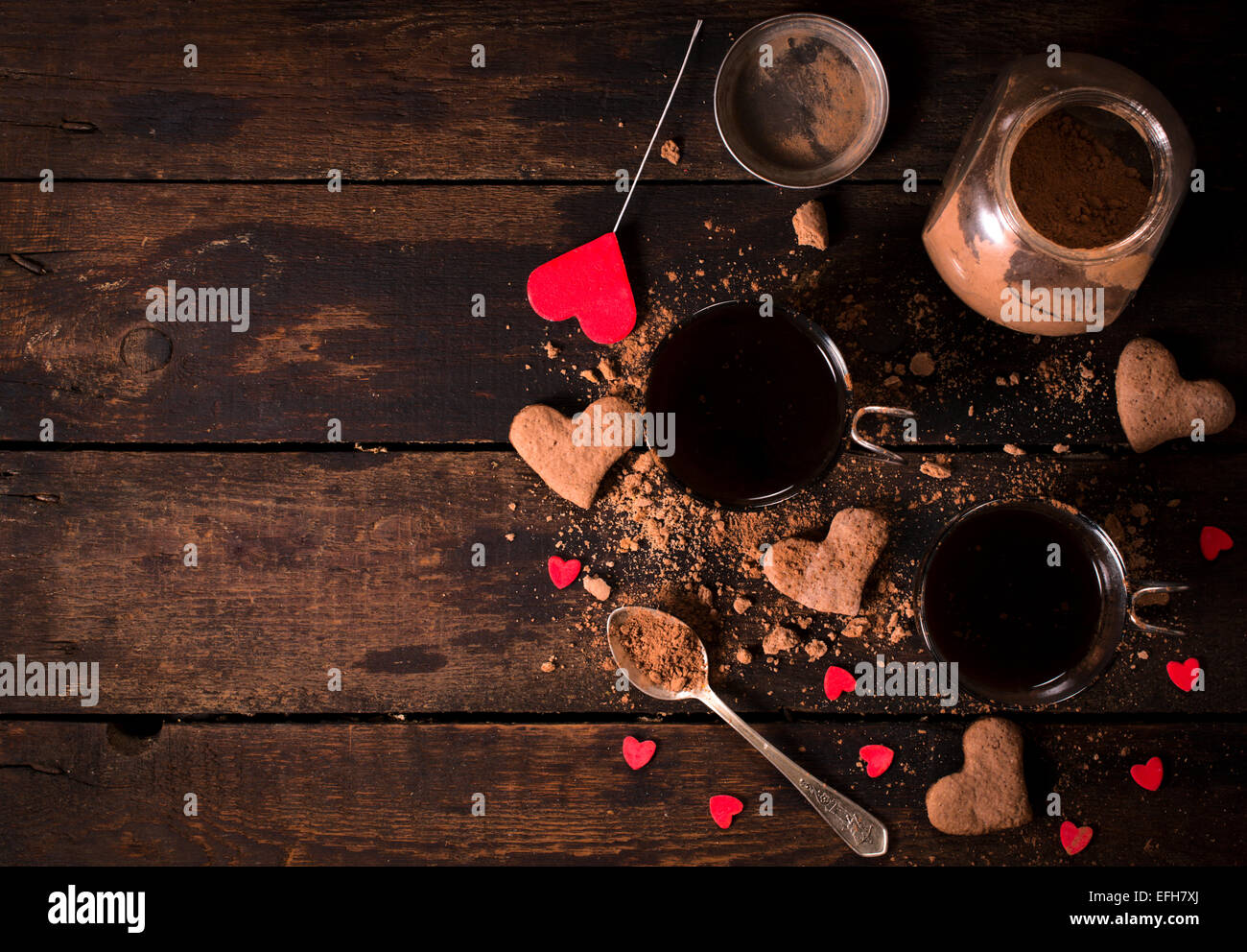 Chocolat chaud et cookies sur fond de bois avec l'espace blanc Banque D'Images