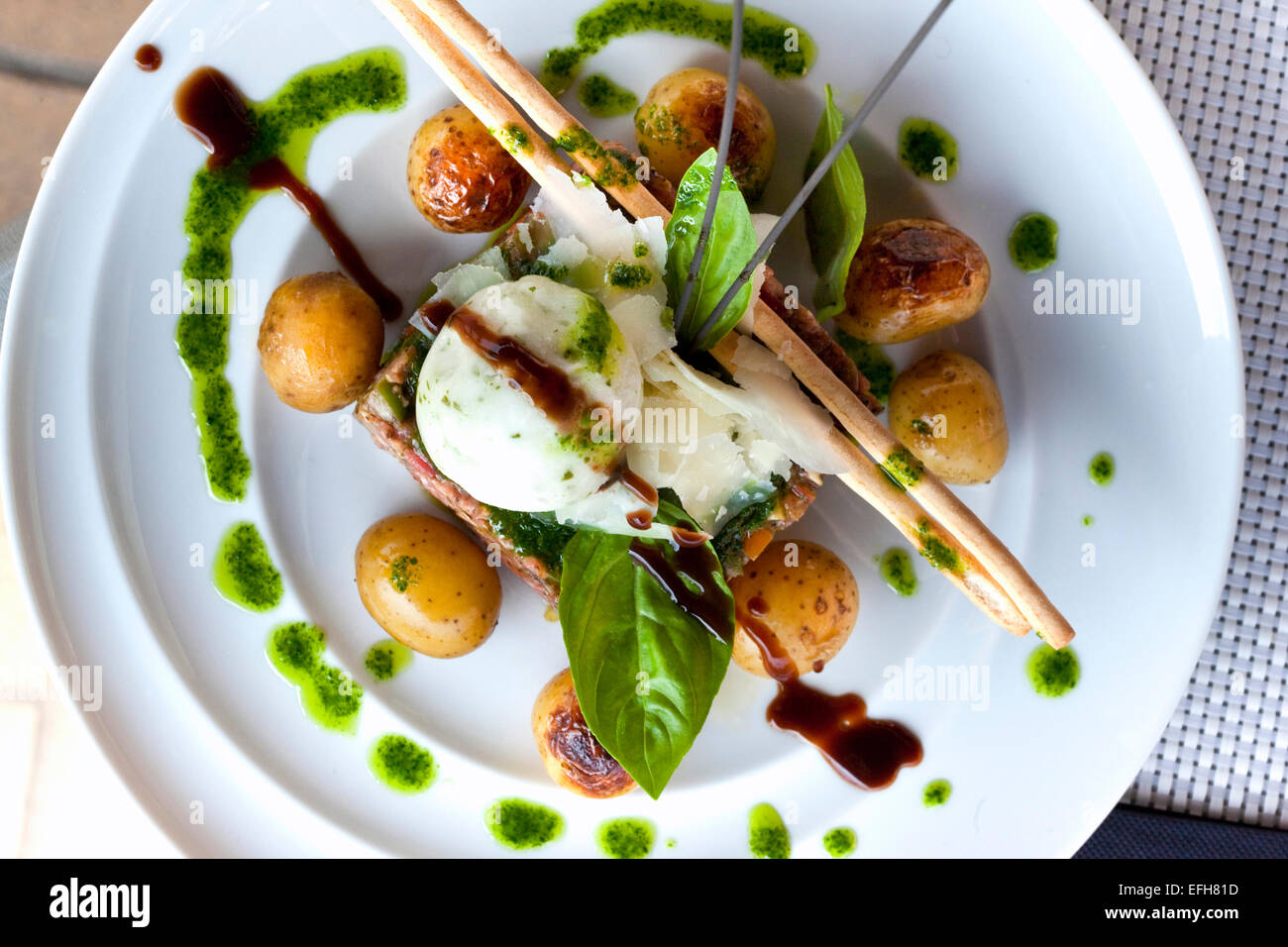 Steak tartare, le parmesan, les herbes, le basilic et sorbet pomme Banque D'Images