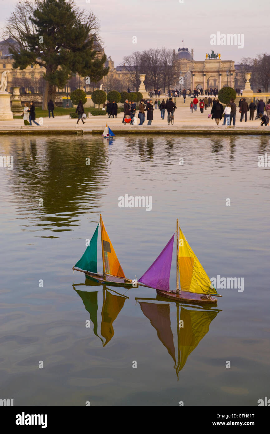 Bateaux à voile jouet nautique sur l'étang,jardins des Tuileries Paris Banque D'Images