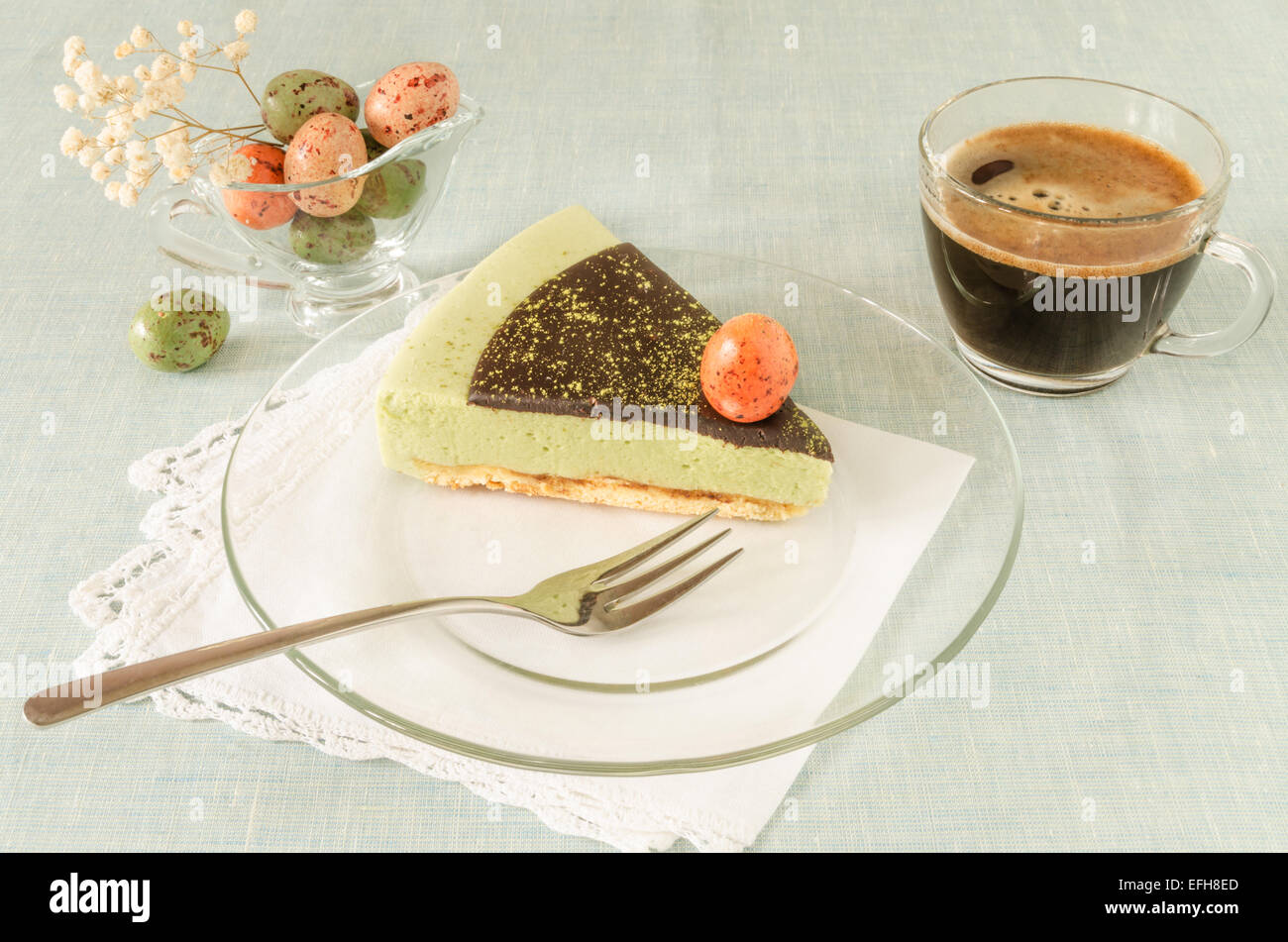 Morceau de gâteau de Pâques avec plateau décoré match ganache chocolat et doux-stuff œufs sur plaque de verre. À partir de la série dessert Banque D'Images