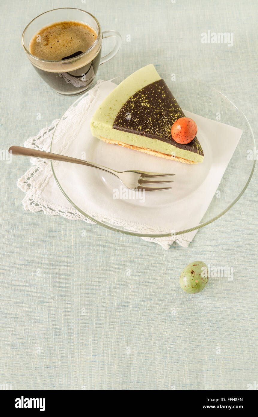 Morceau de gâteau de Pâques avec plateau décoré match ganache chocolat et doux-stuff œufs sur plaque de verre. À partir de la série dessert Banque D'Images