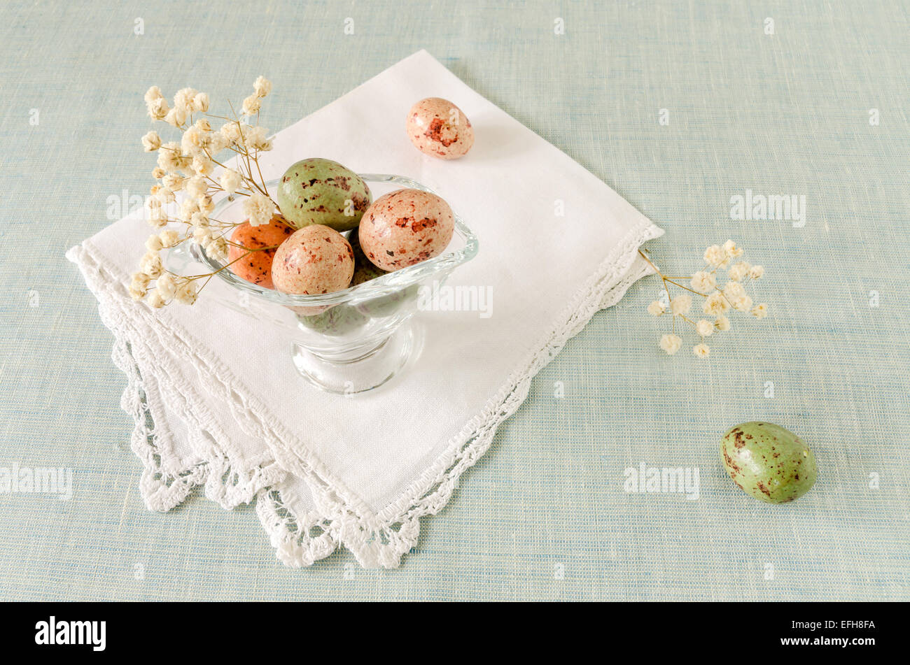 La vie toujours avec des oeufs de Pâques en chocolat et des fleurs à partir de la série des desserts élégant Banque D'Images