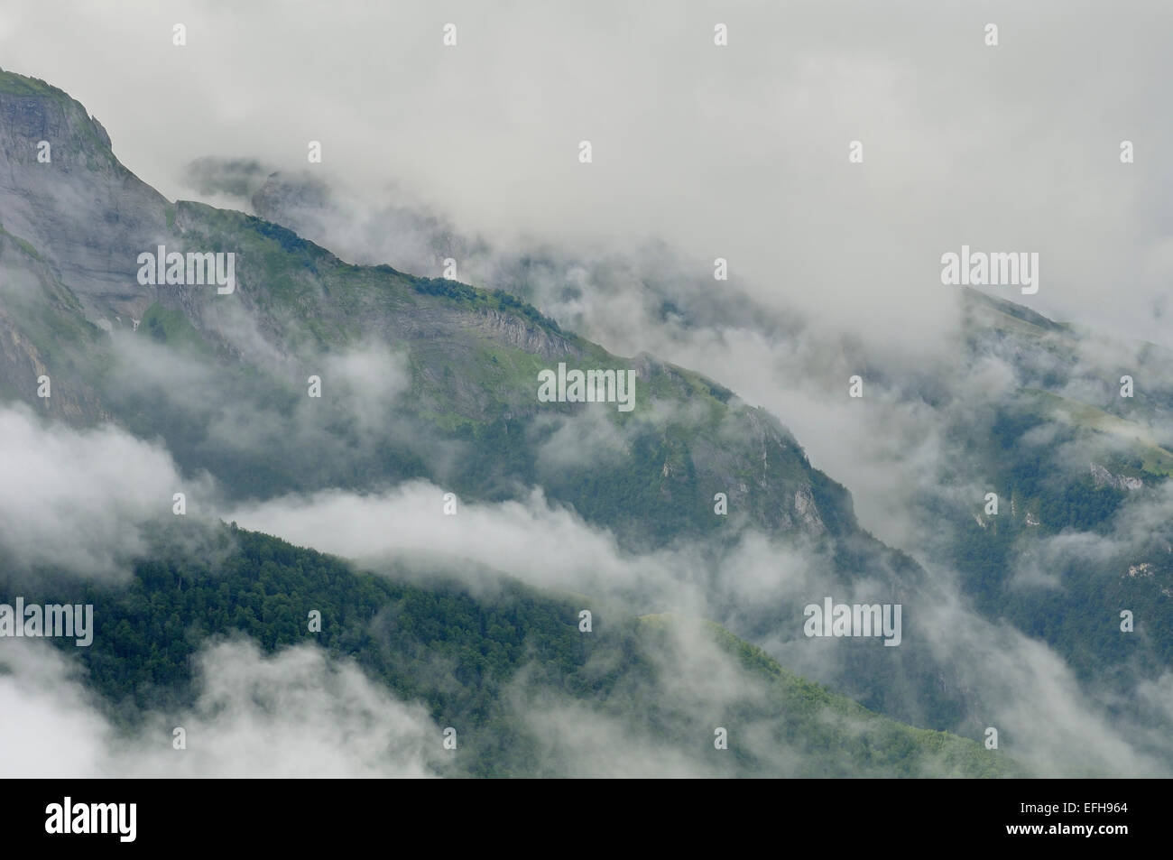 Vue depuis le Col d'Aubisque (moniteur 1709m), les Pyrénées (France) en un jour brumeux. Banque D'Images