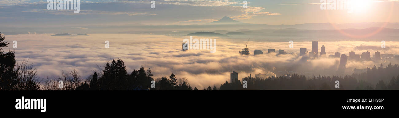 Matériel roulant un épais brouillard sur la ville de Portland en Oregon et Mt Hood à Sunrise Panorama Banque D'Images