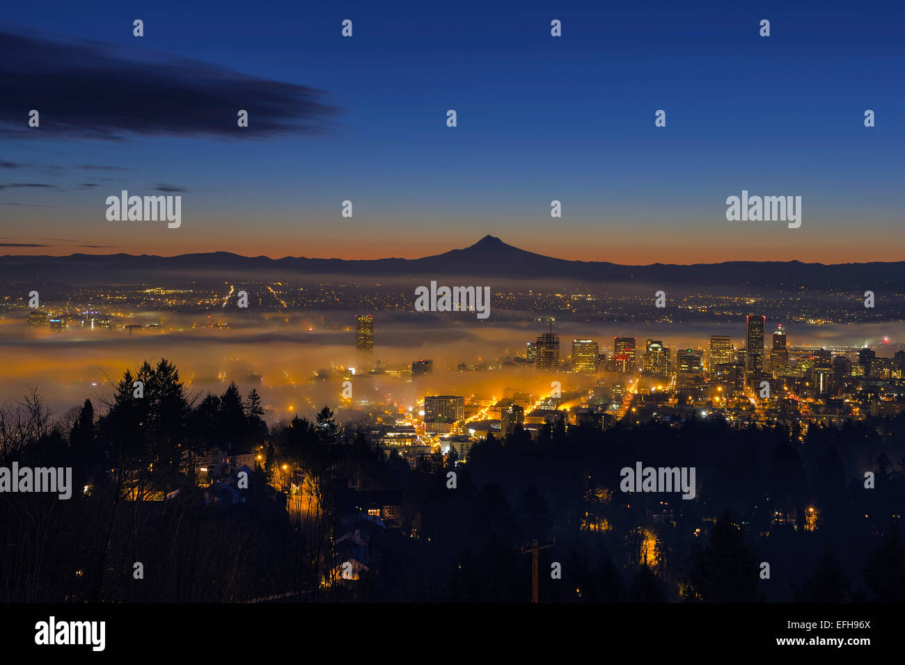 Un épais brouillard roulant à Dawn of de centre-ville de Portland Oregon avec les lumières et l'ossature de Mt Hood Banque D'Images