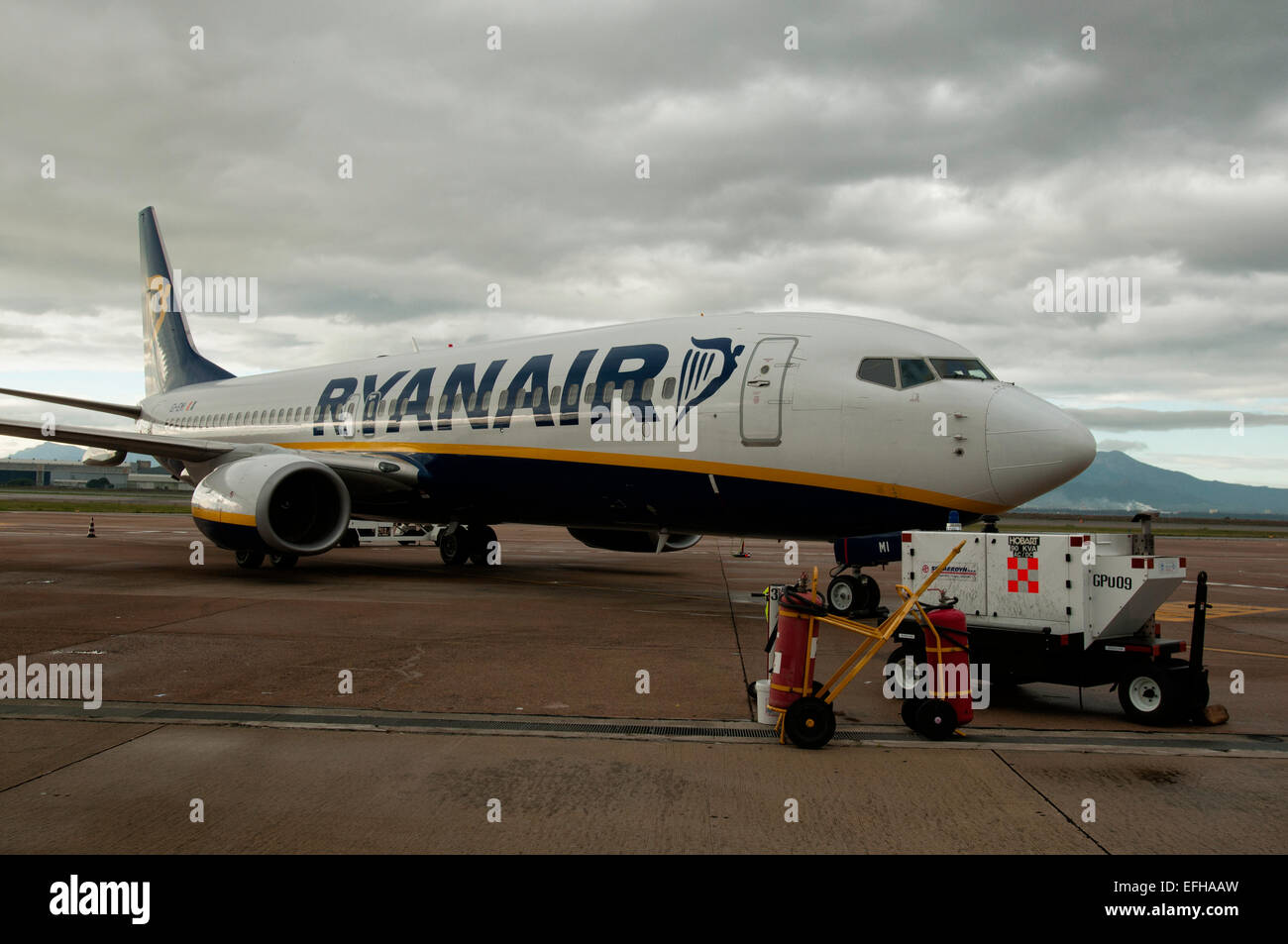 Un B737 de Ryanair à la porte 800, l'aéroport Calgliari Banque D'Images