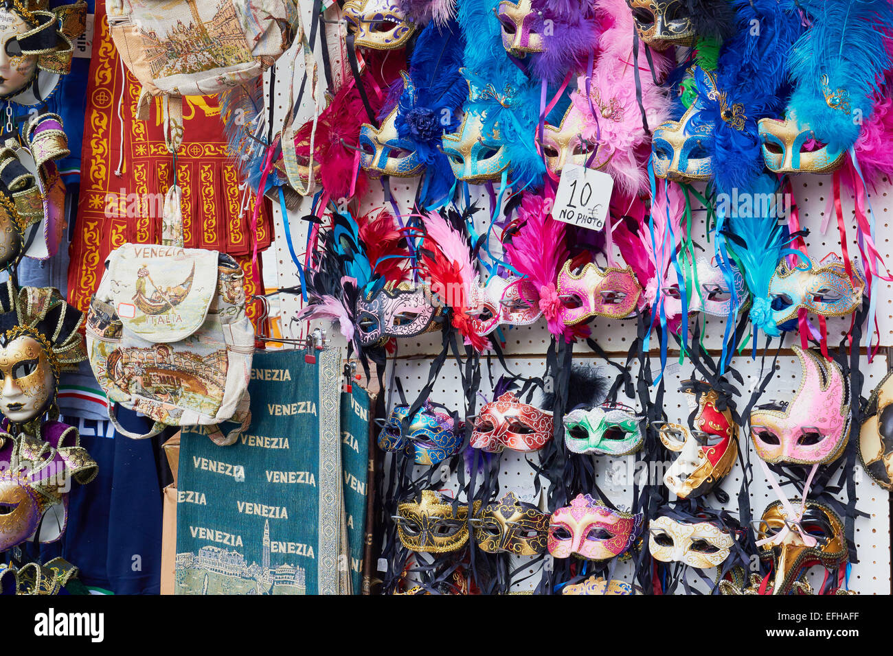 Masques colorés et une étiquette disant pas de photos souvenirs de Venise Vénétie Italie Europe décrochage Banque D'Images