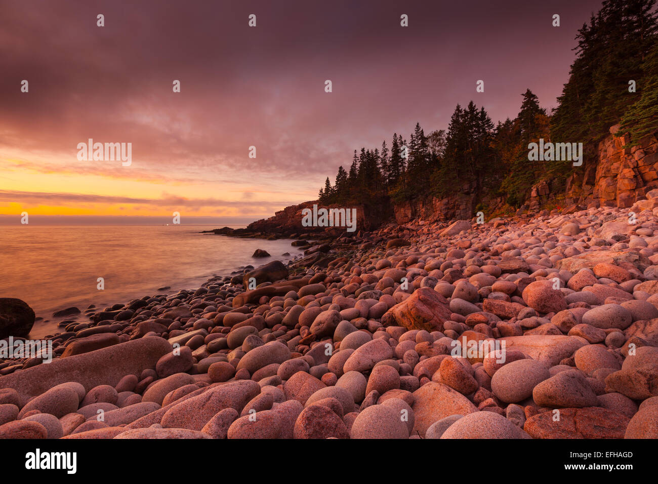 Lever du soleil, Monument Cove, l'Acadia National Park, Maine, USA Banque D'Images