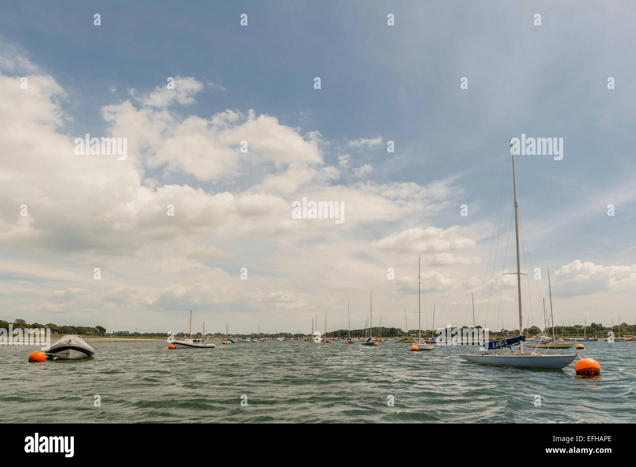 Voyageant à travers le canal de Chichester à Bosham Hoe, West Sussex. Banque D'Images