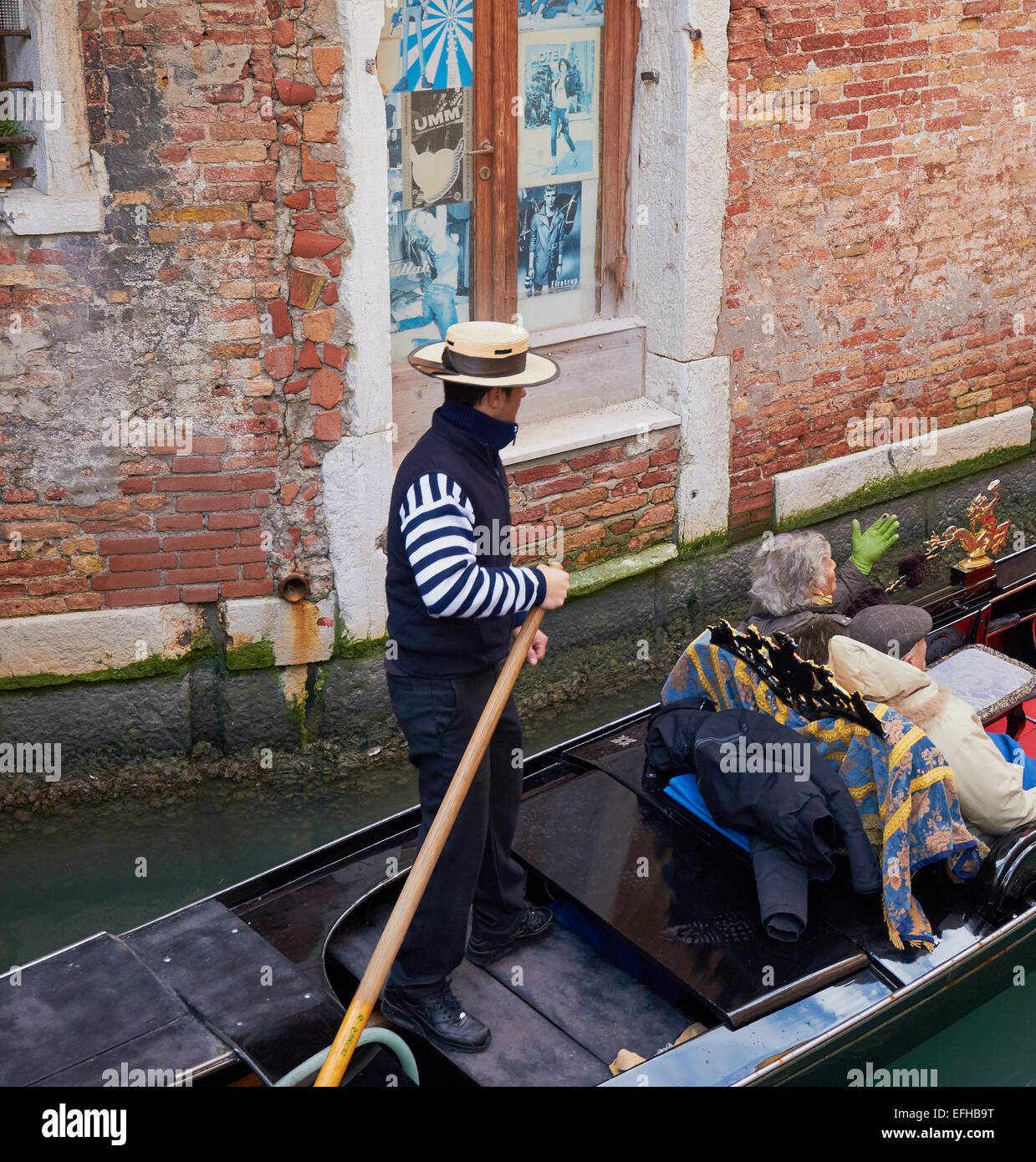 Le couple de personnes âgées en gondole Venise Vénétie Italie Europe Banque D'Images