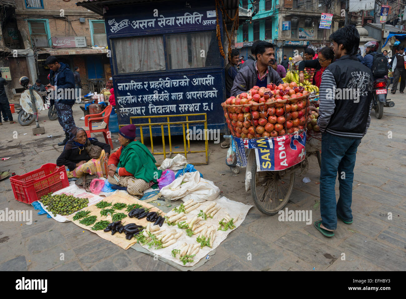 Petit marché la vente de légumes, Katmandou, Vallée de Katmandou, Népal Banque D'Images