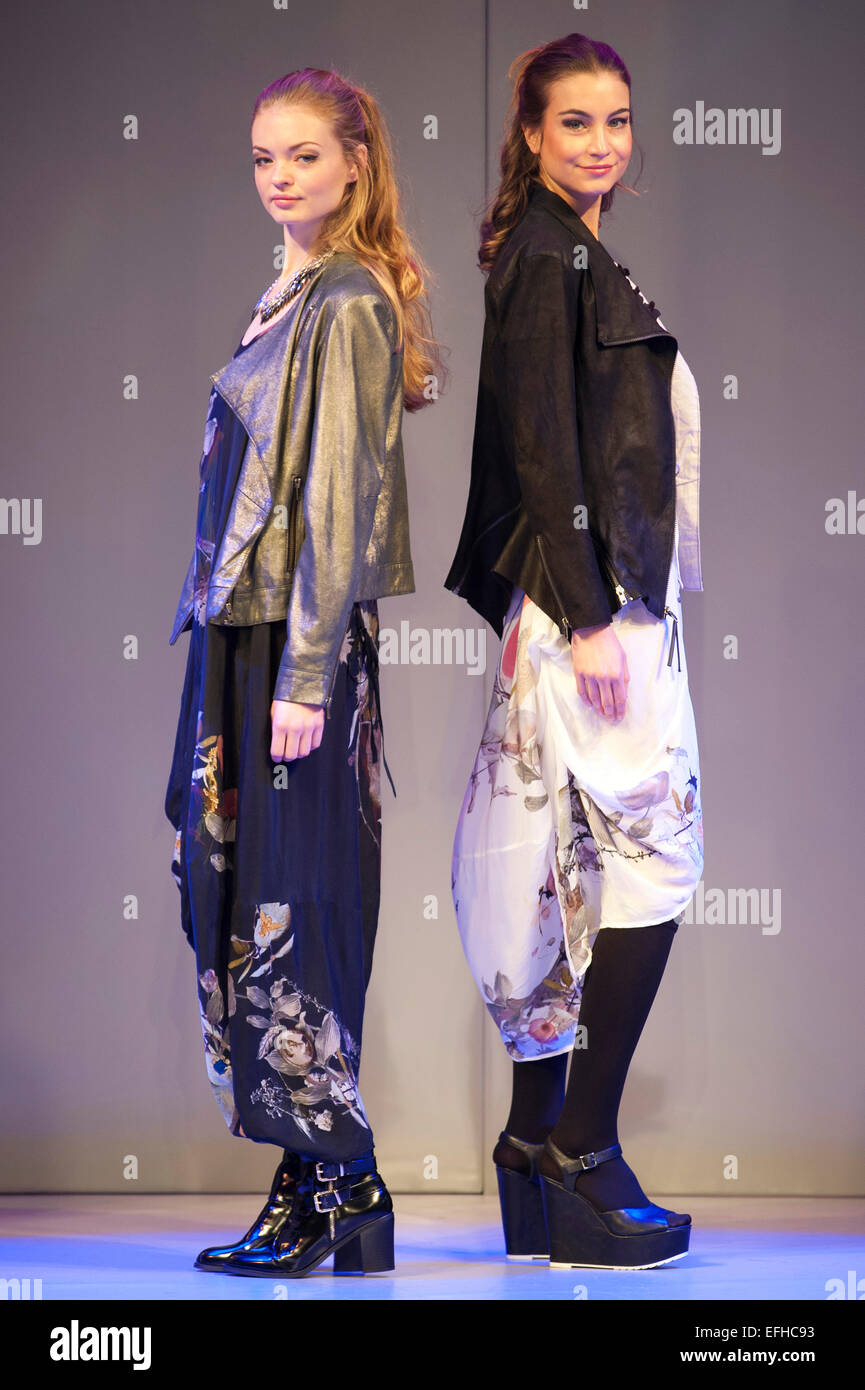 Des modèles de mode portant des dessins et modèles industriels dans les high street fashion show Shopstyle Vêtements à Show Live 2014, NEC de Birmingham, Royaume-Uni. Banque D'Images