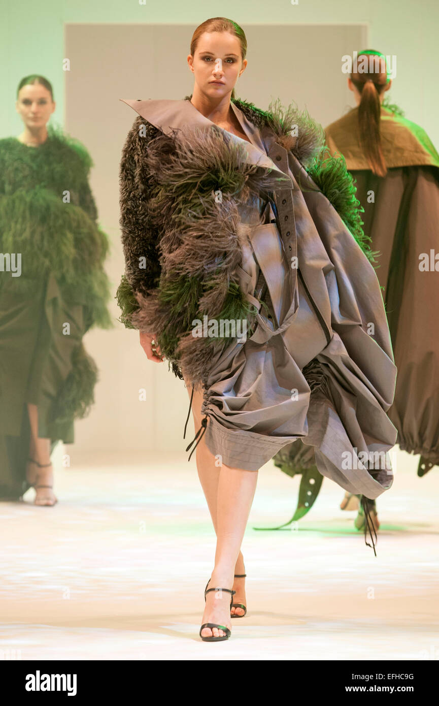 Modèles Fashion show port designs par James Kelly sur le catwalk designers émergents, vêtements Show Live 2014, NEC de Birmingham, Royaume-Uni. Banque D'Images