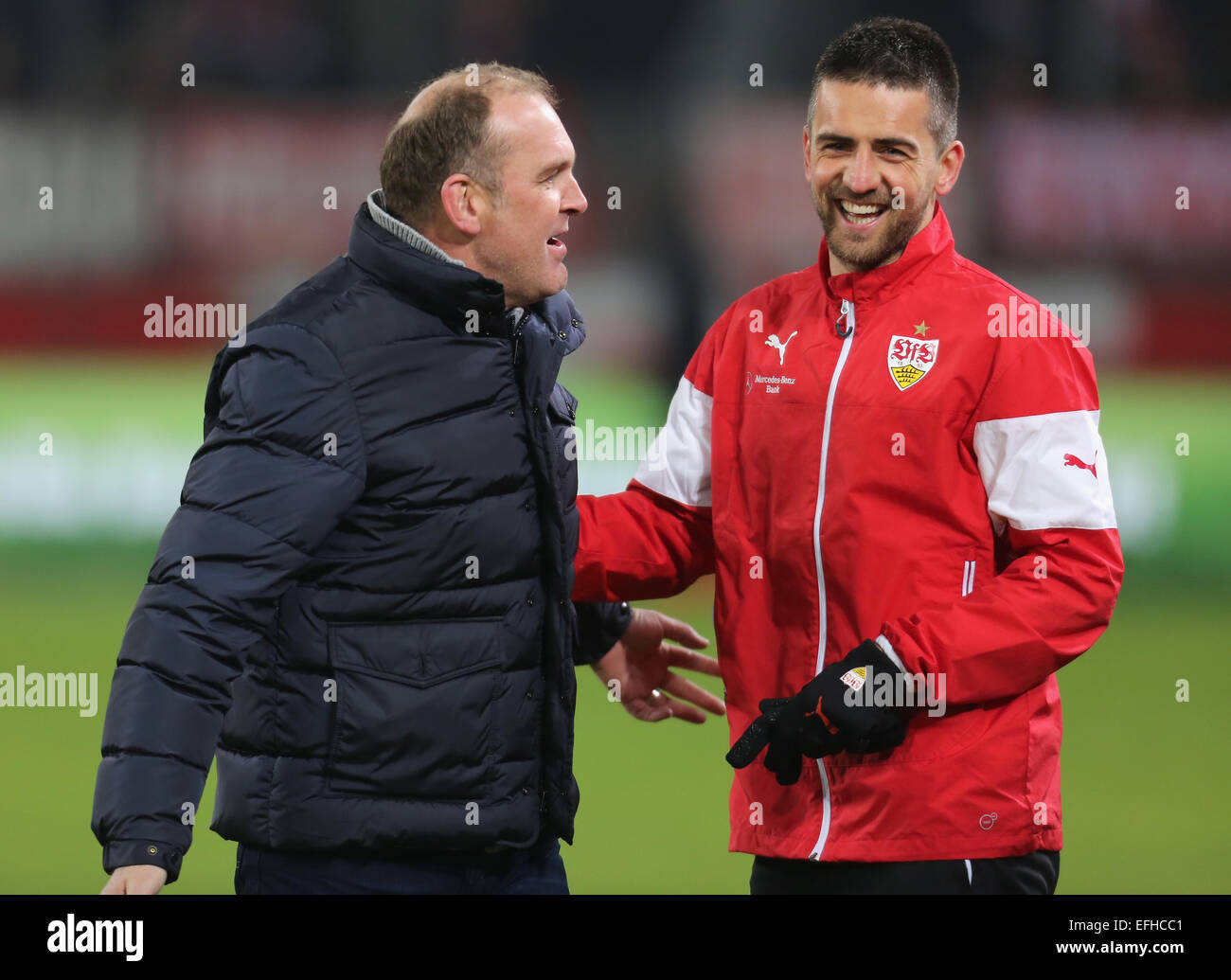 Cologne, Allemagne. 4 Février, 2015. Soccer - 1. FC Koeln contre le VfB Stuttgart, Bundesliga : Directeur Joerg Schmadtke (Koeln, L) hugs Vedad Ibisevic (Stuttgart). Credit : Juergen Schwarz/Alamy Live News Banque D'Images