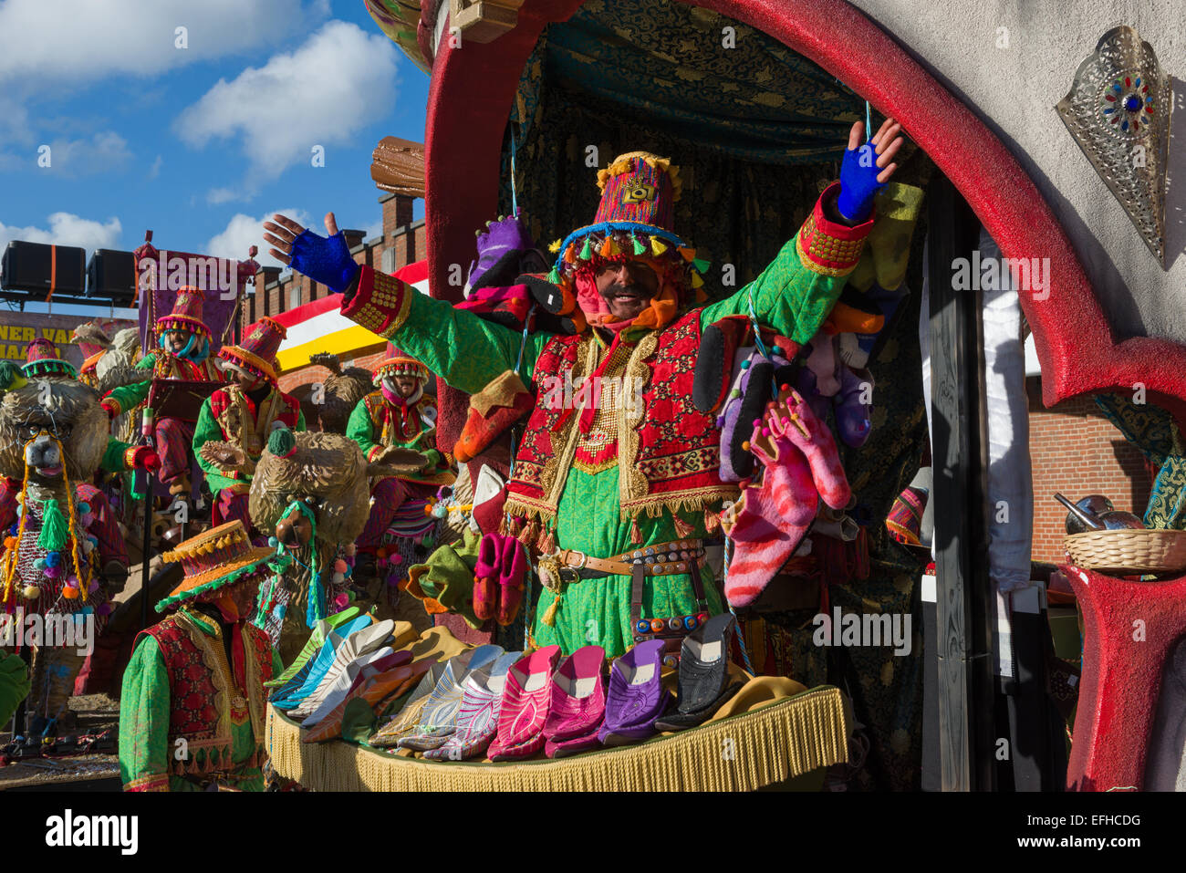 Flotteur carnaval montrant des caricatures racistes des Commerçants Marocains à l'offensive traditionnellement Aalst Carnival procession, Carnival Lundi, Aalst, Belgique Banque D'Images