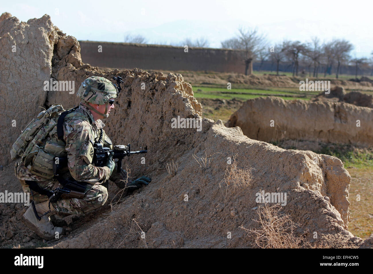 Un soldat américain avec le 3e régiment de cavalerie et garde les yeux ouverts sur des insurgés talibans au cours d'une patrouille conjointe avec République tchèque et des soldats afghans dans un village le 27 janvier 2015 dans la province de Parwan, à l'Afghanistan. Banque D'Images