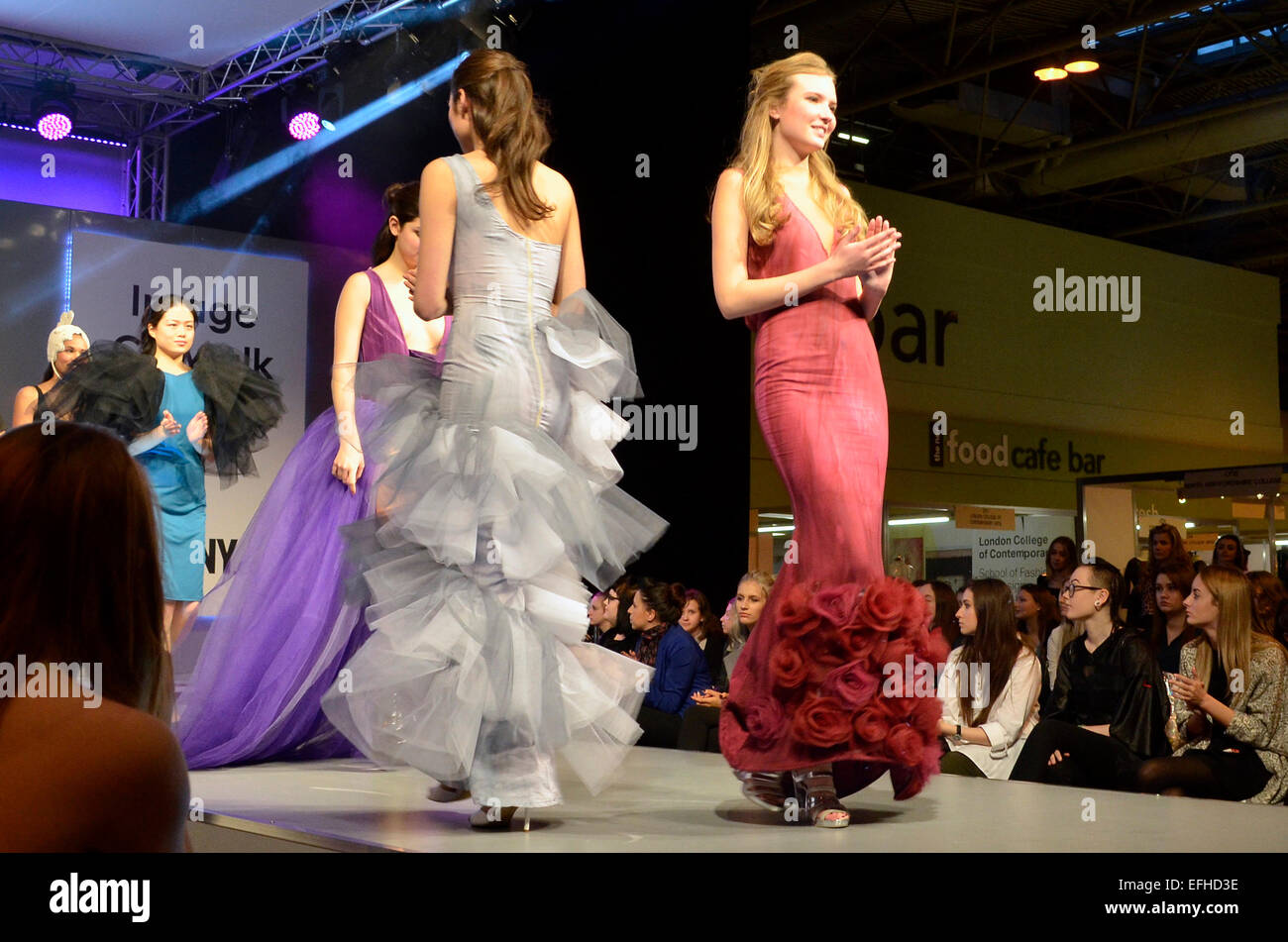 Mode d'études supérieures portant des modèles de conceptions des élèves sur le podium à vêtements Show Live 2014, NEC de Birmingham, Royaume-Uni. Banque D'Images