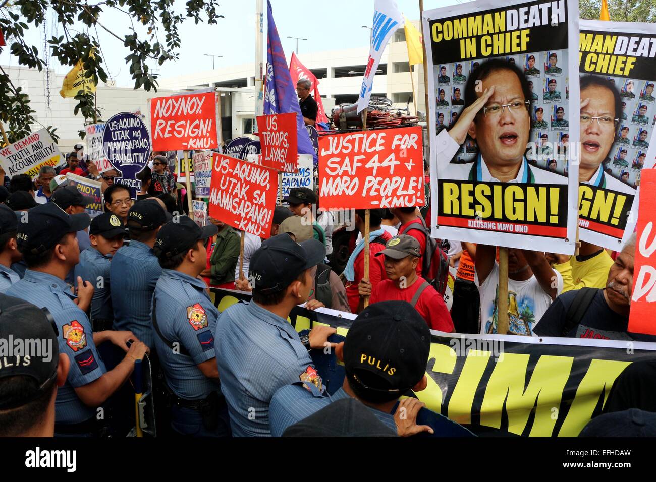 Les membres de la Police nationale philippine) bloquer le groupe de militants de se rapprocher en face de l'ambassade américaine à Manille. "Aujourd'hui, nous tenons le président Aquino de mars, et nous l'Purisima gouvernement responsable pour les nombreux décès dans Mamasapano 25 janvier dernier, 2015. Ils sont les architectes qui sont pénalement responsables de la sanglante rencontre," a déclaré le secrétaire général de Bayan Renato Reyes Jr. © Greforio B. Dantes Jr./Pacific Press/Alamy Live News Banque D'Images