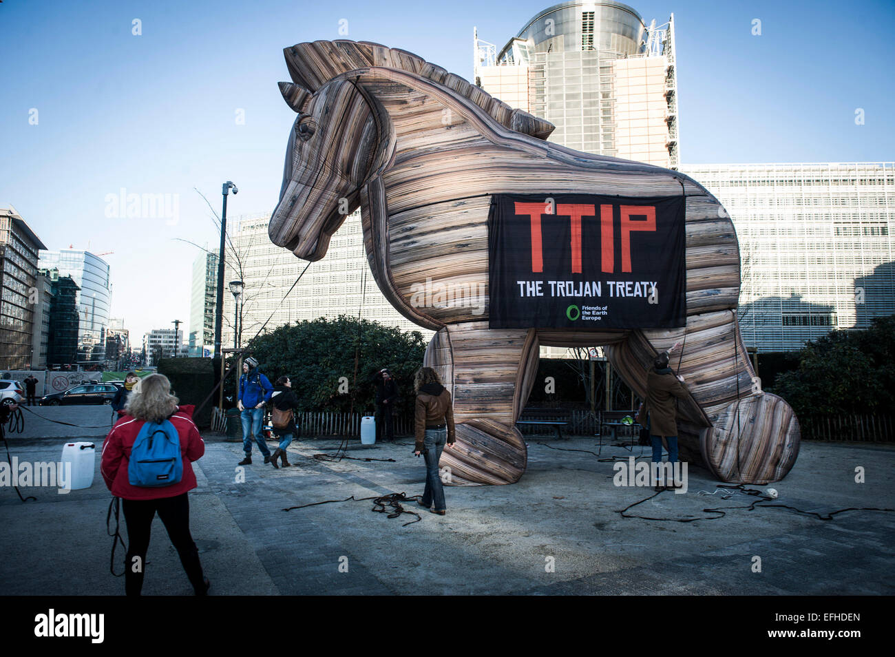 Bruxelles, Belgique. 4e Février, 2015. Les amis de la Terre Europe a mis en place un cheval de Troie gonflés comme ils tiennent l'accord TTIP contre prostest en face du siège de l'UE à Bruxelles. D'après plus de 100 groupes de la société civile prévoit de créer plus de règles compatibles entre l'UE et les Etats-Unis sur les produits chimiques, de l'alimentation, les services publics, la santé et la sécurité au travail, règlement financier et dans le cadre de négociations commerciales UE-Etats-Unis (TTIP) sont une menace pour la démocratie et une tentative de mettre les intérêts des grandes entreprises avant la protection des citoyens, des travailleurs, et de l'environnement. © Wiktor Dabkowski/ZUMA/Alamy Fil Live News Banque D'Images