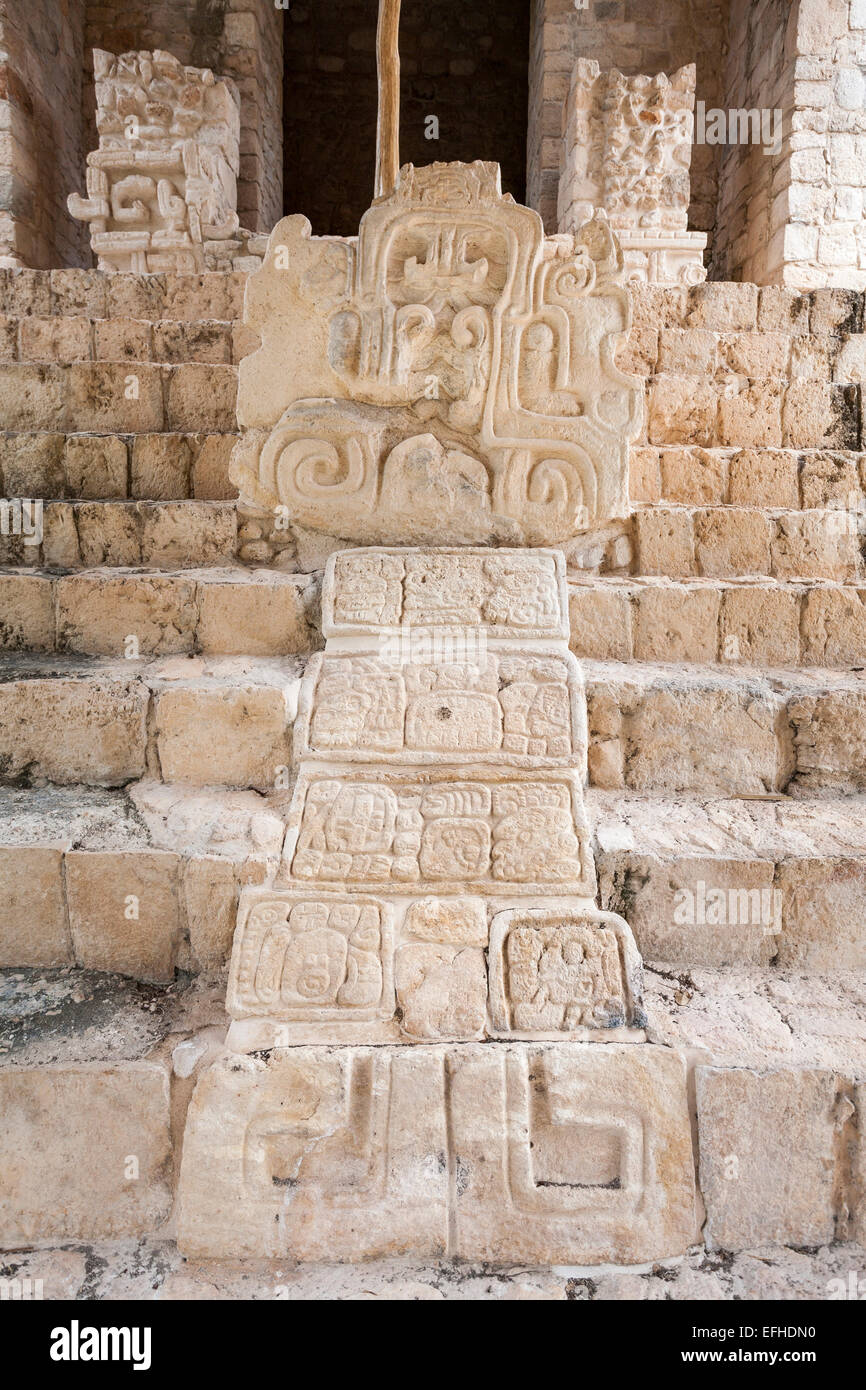 Tête de serpent la sculpture. Décorations sculptées en bas de l'escalier de l'Acropole sur le côté sud-ouest Banque D'Images