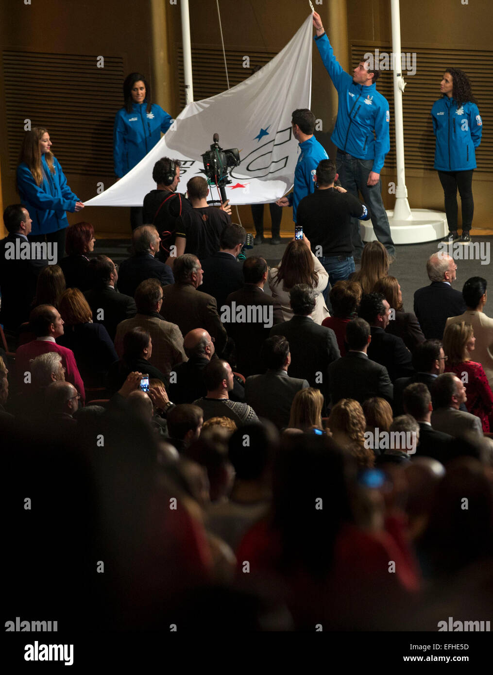 Granada, Espagne. 4e Février, 2015. La Fédération Internationale du Sport Universitaire drapeau est hissé lors de la cérémonie d'ouverture de la 27e Universiade d'hiver à Grenade, Espagne, le 4 février 2015. © Fei Maohua/Xinhua/Alamy Live News Banque D'Images